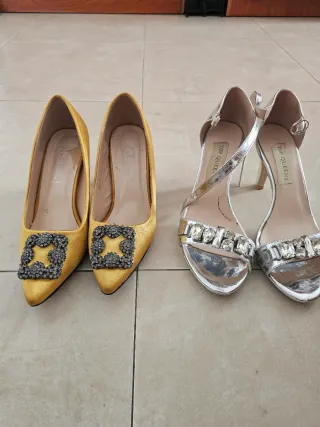 Zapatos de tacón dorados y plateados