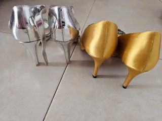 Zapatos de tacón dorados y plateados
