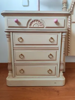 Mesita de noche madera tallada beige