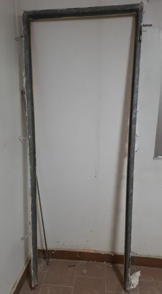 Puerta metálica y marco