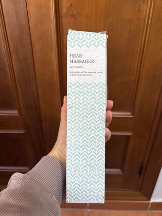 Masajeador de cabeza con mango de madera