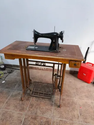 Máquina de coser Alfa antigua