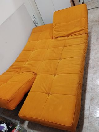 Sofá cama naranja de tela