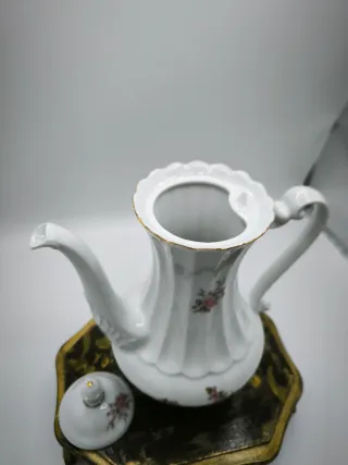 Tetera de porcelana con flores rosas