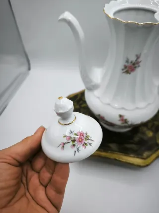 Tetera de porcelana con flores rosas