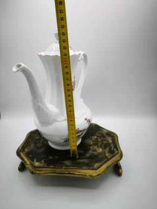 Tetera de porcelana con flores rosas