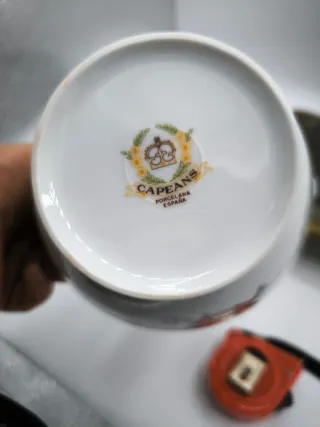 Tetera de porcelana con flores rosas