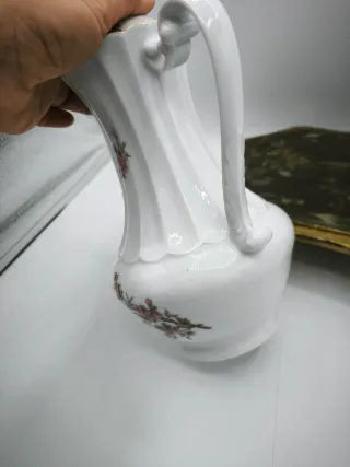 Tetera de porcelana con flores rosas