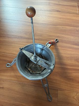 Plancha antigua, pasapures y tetera