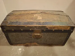 Baúl antiguo de madera y metal