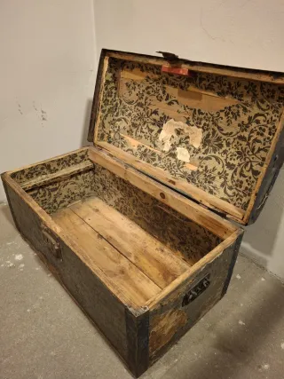 Baúl antiguo de madera y metal