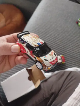 Cuatro coches de scalextric