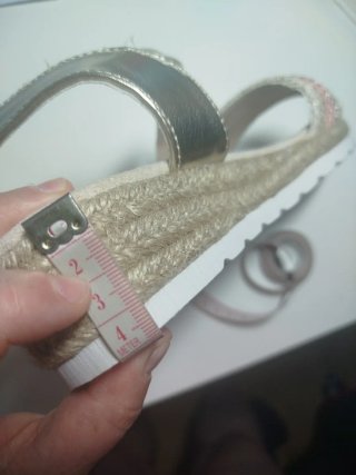 Sandalias para niña. Beige, dorada y rosa.