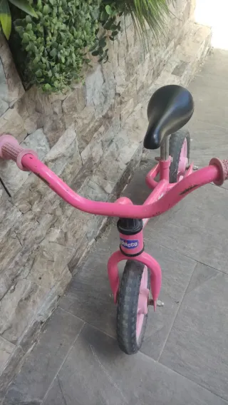 Bicicleta infantil rosa sin pedales