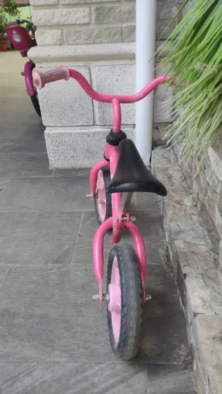 Bicicleta infantil rosa sin pedales