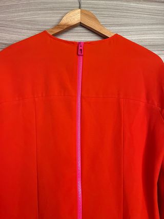 Vestido coral con volantes