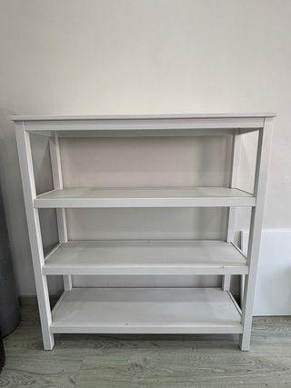 Estantería de madera blanca