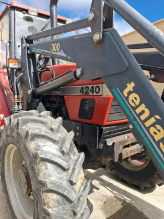 Tractor Case 4240 con pala Tenias y cazo