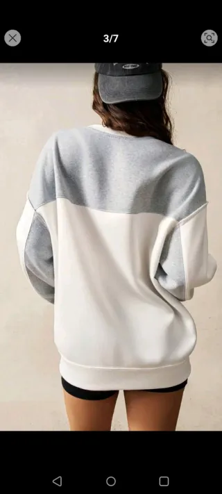 Sudadera gris y blanca