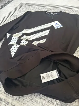 Maglietta Adidas nera con strisce