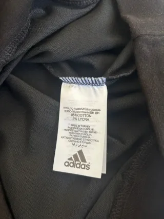 Maglietta Adidas nera con strisce