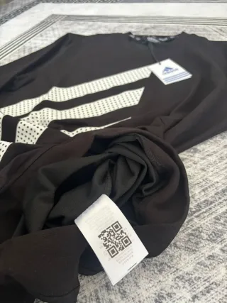 Maglietta Adidas nera con strisce