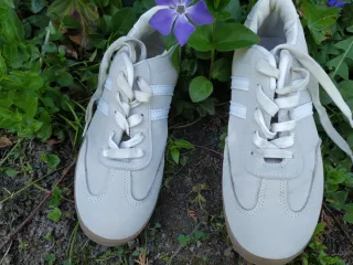 Tenis Playeras Beige y Blanco