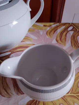 Sopera y salsera de porcelana