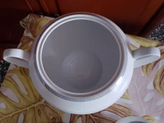 Sopera y salsera de porcelana