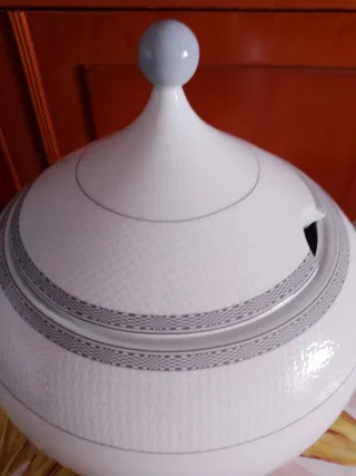 Sopera y salsera de porcelana