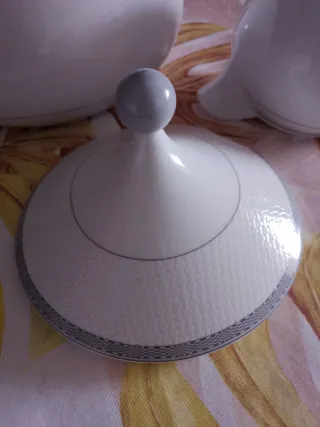 Sopera y salsera de porcelana