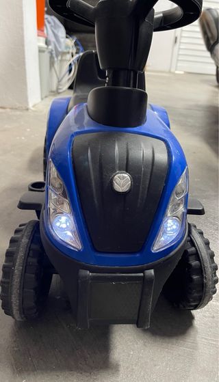 Tractor infantil azul con remolque