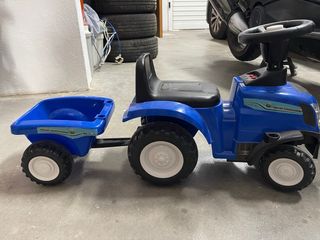 Tractor infantil azul con remolque