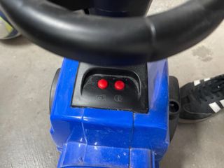 Tractor infantil azul con remolque