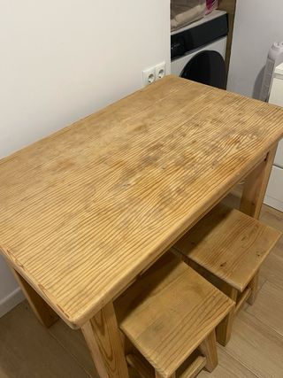 Mesa de cocina y 2 taburetes de madera