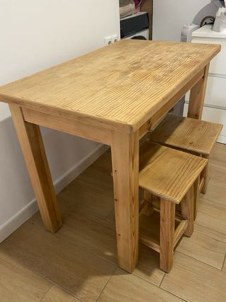 Mesa de cocina y 2 taburetes de madera