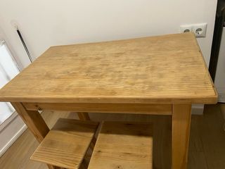 Mesa de cocina y 2 taburetes de madera