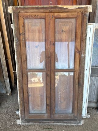 Ventana de madera con contraventana