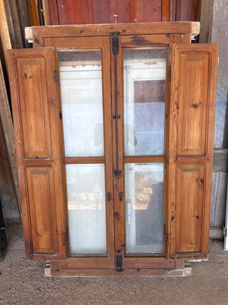 Ventana de madera con contraventana