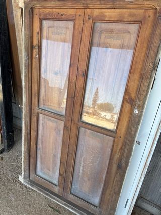 Ventana de madera con contraventana