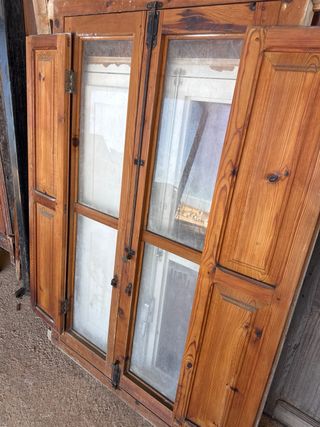 Ventana de madera con contraventana