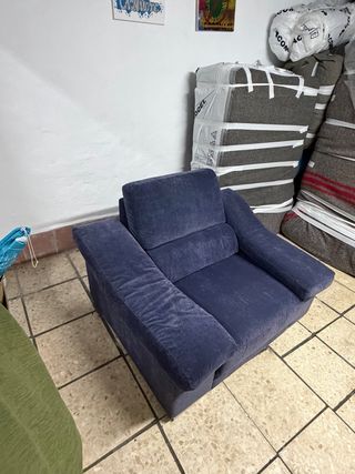 Sillón de salón azul de terciopelo