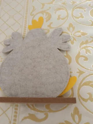 Decorazione gallina pasquale in feltro e legno