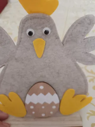Decorazione gallina pasquale in feltro e legno