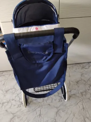 Cochecito de muñecas azul