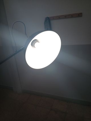 Lámpara de pie negra y dorada