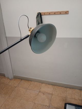 Lámpara de pie negra y dorada