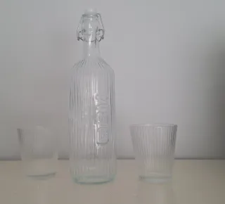 Bottiglia di vetro con 2 bicchieri