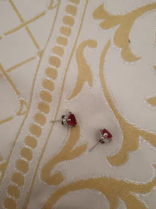 Orecchini a cuore rossi con zirconi