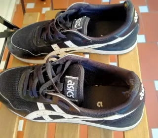 Zapatillas Asics Negras y Blancas